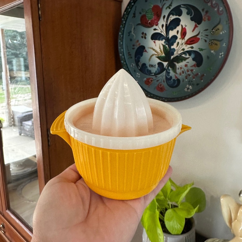 VTG Finland Yellow Plastic Citrus Lemon Juicer MCM Finland 70s Retro Portable